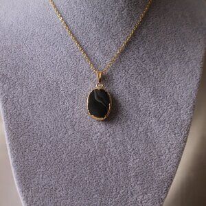 Elegant Black Agate Oval Pendant Necklace – Gold-Plated Natural Stone